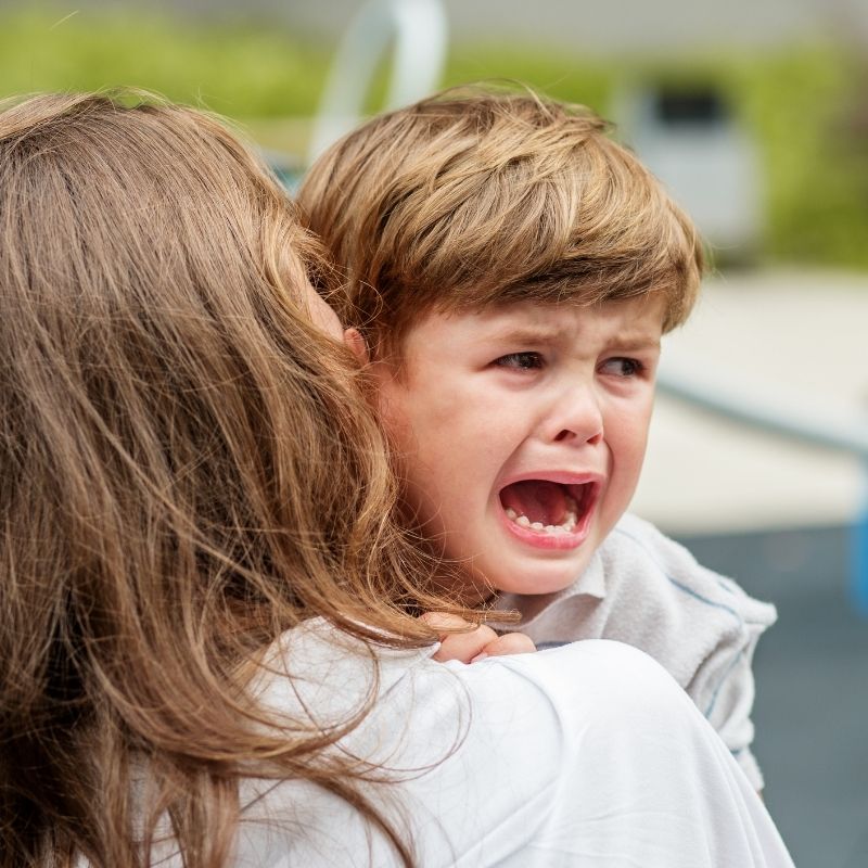 Anneye Aşırı Bağımlı &Ccedil;ocuğa Nasıl Davranılır